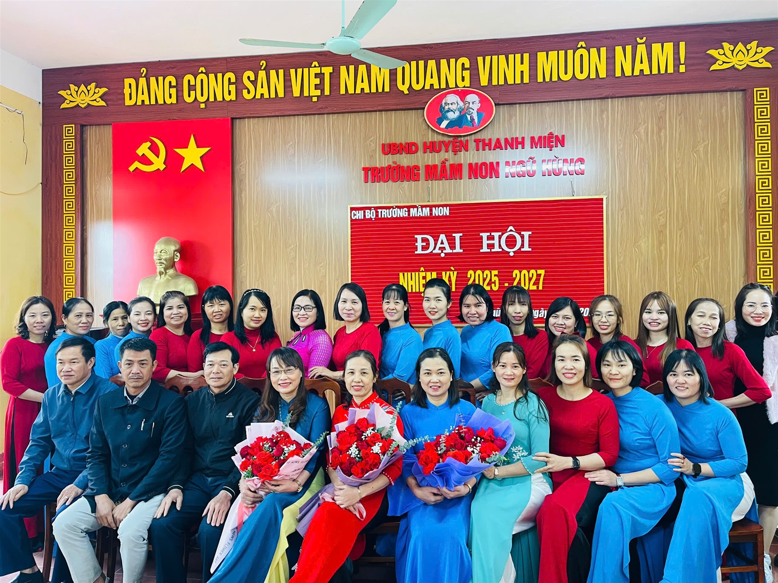 Lãnh đạo xã cùng toàn thể đảng viên trong chi bộ chụp ảnh lưu niệm.